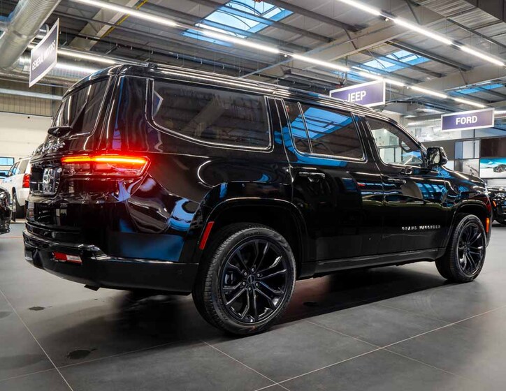 Jeep Grand Wagoneer 8