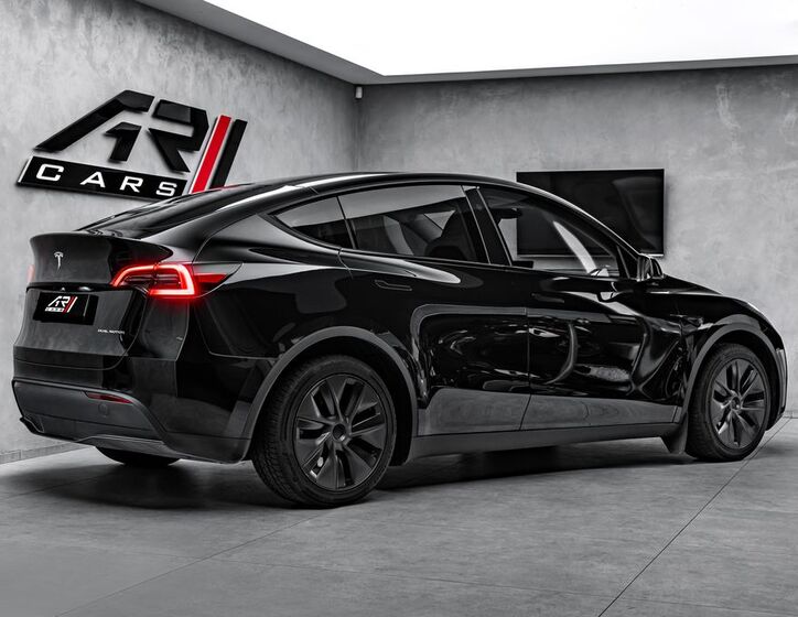 Tesla Model Y 5
