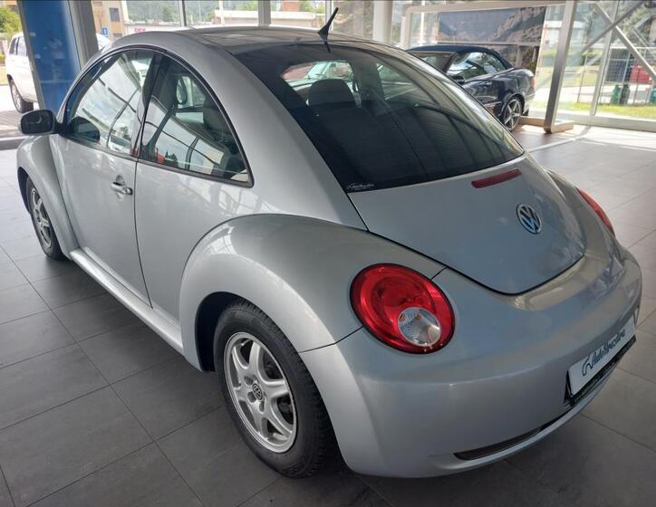 Volkswagen New Beetle 4