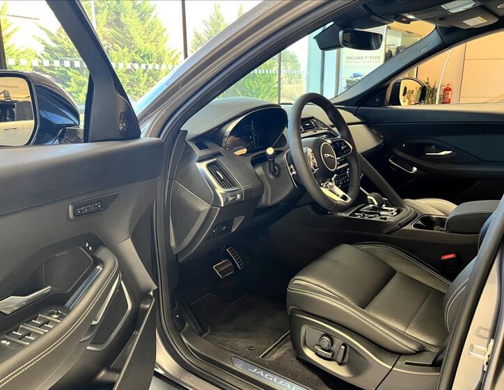 Jaguar E-Pace 11