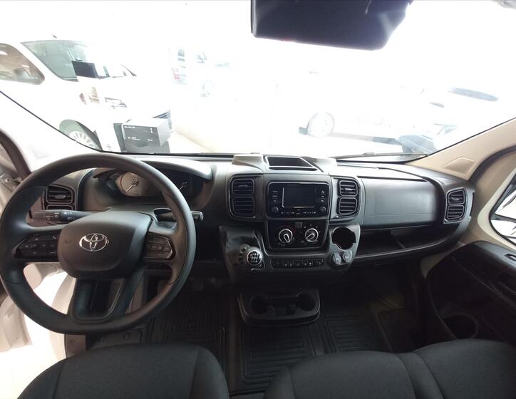Toyota ProAce 9