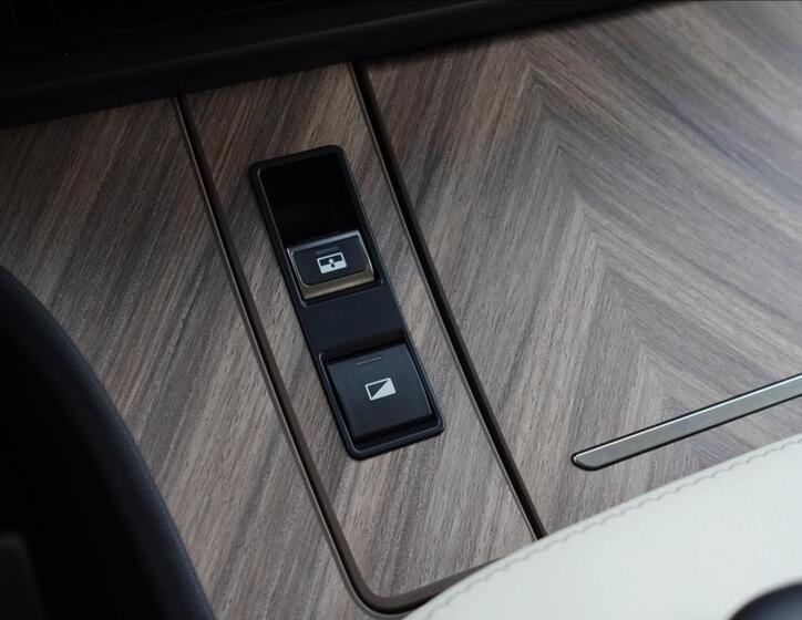 Lexus LM 350h 26