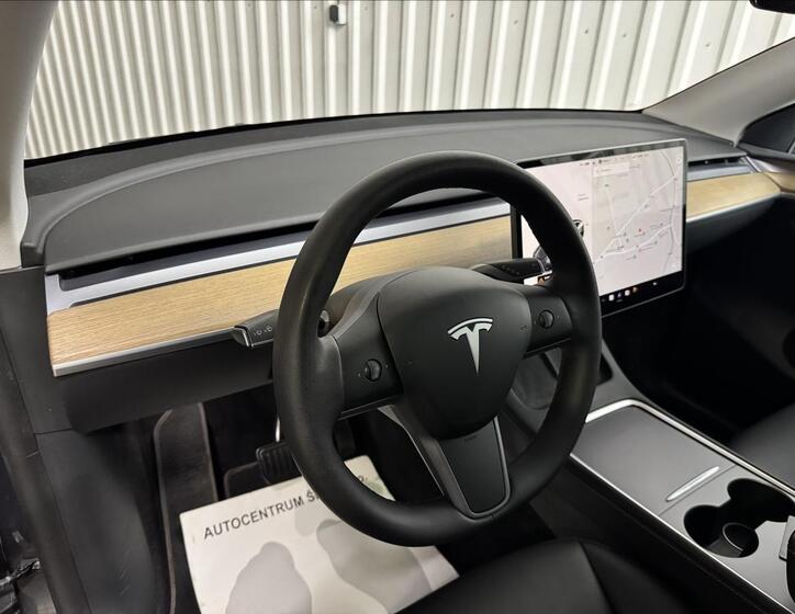 Tesla Model Y 16