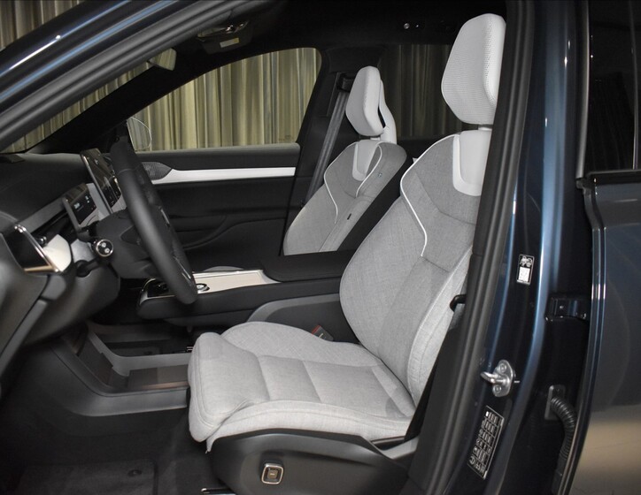 Volvo EX90 22
