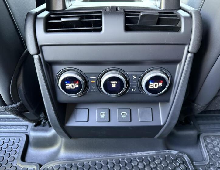 Land Rover Defender 17