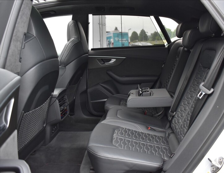 Audi RS Q8 21