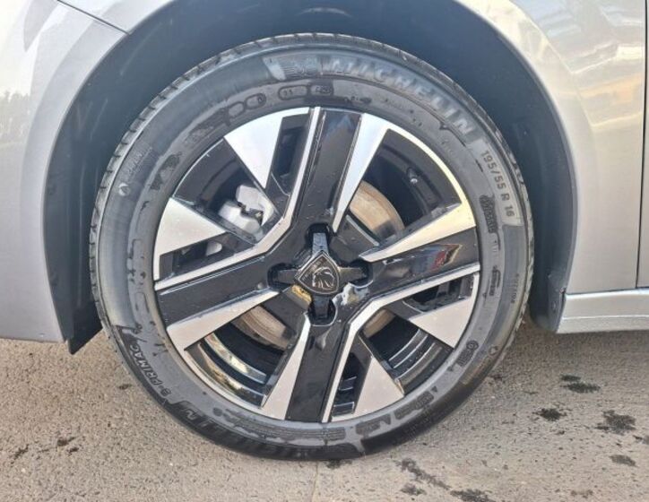 Peugeot 208 10