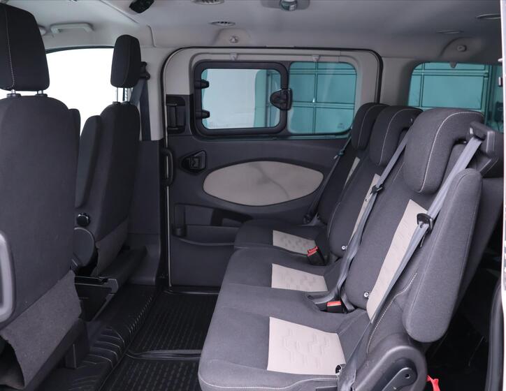 Ford Tourneo Custom 15