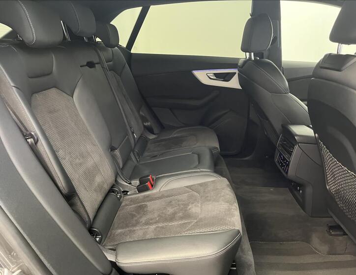 Audi Q8 24