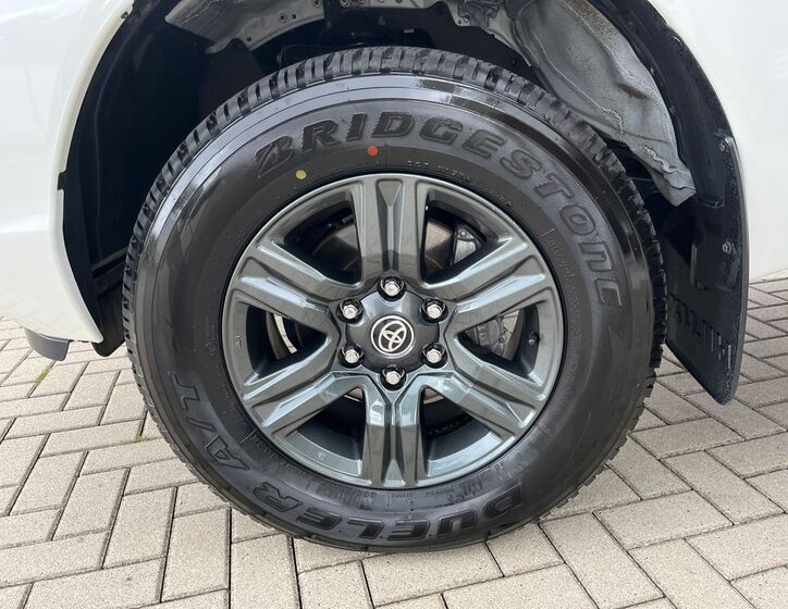 Toyota Hilux 28