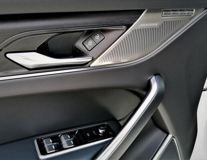 Jaguar F-Pace 16