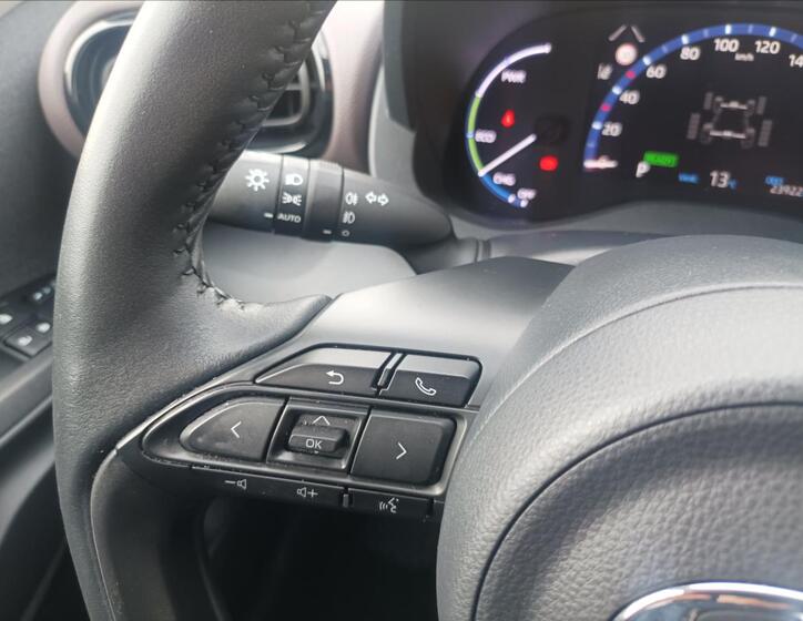 Toyota Yaris Cross 13