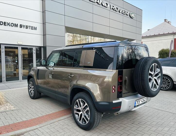 Land Rover Defender 5
