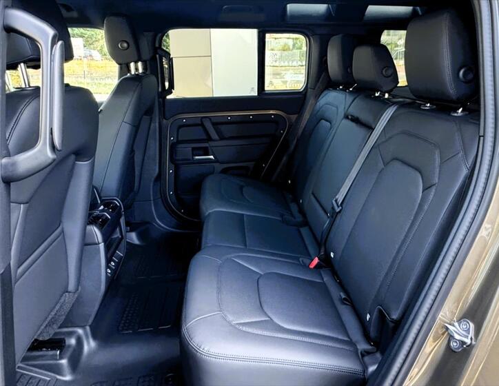 Land Rover Defender 15