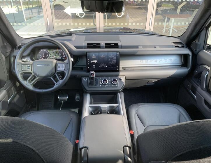 Land Rover Defender 23