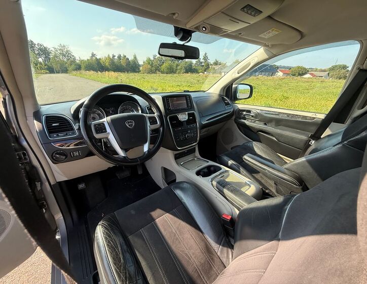 Lancia Voyager 10