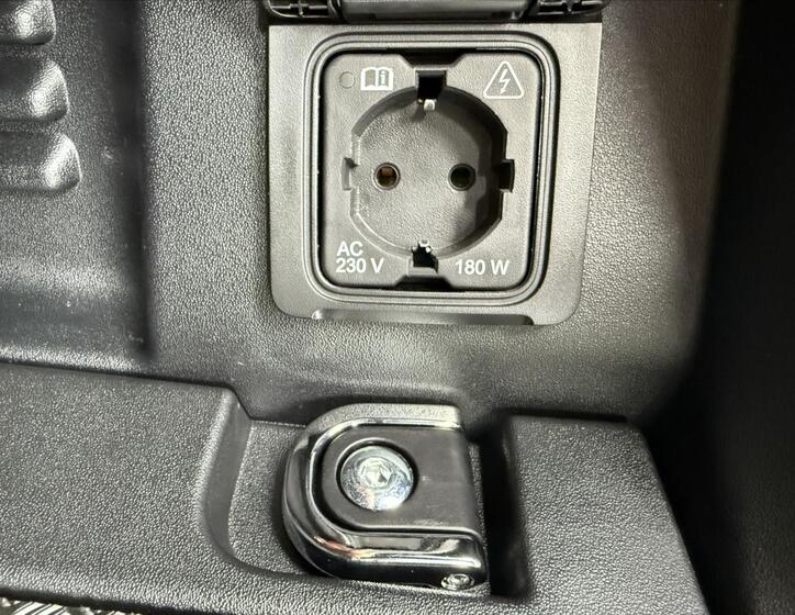 Land Rover Defender 28