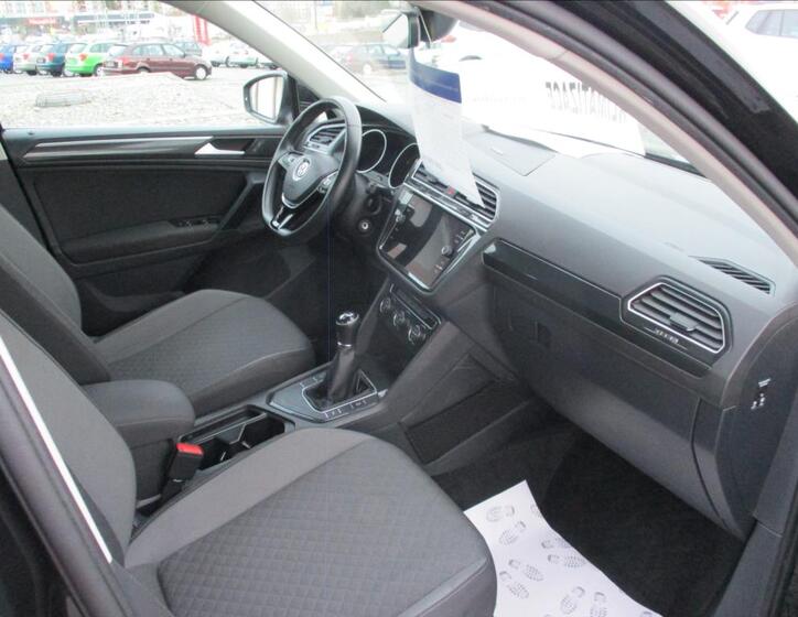 Volkswagen Tiguan 9