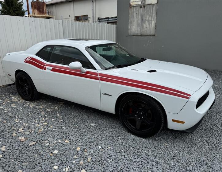 Dodge Challenger 8