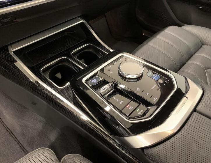 BMW i7 7