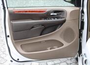 Chrysler Town & Country 14