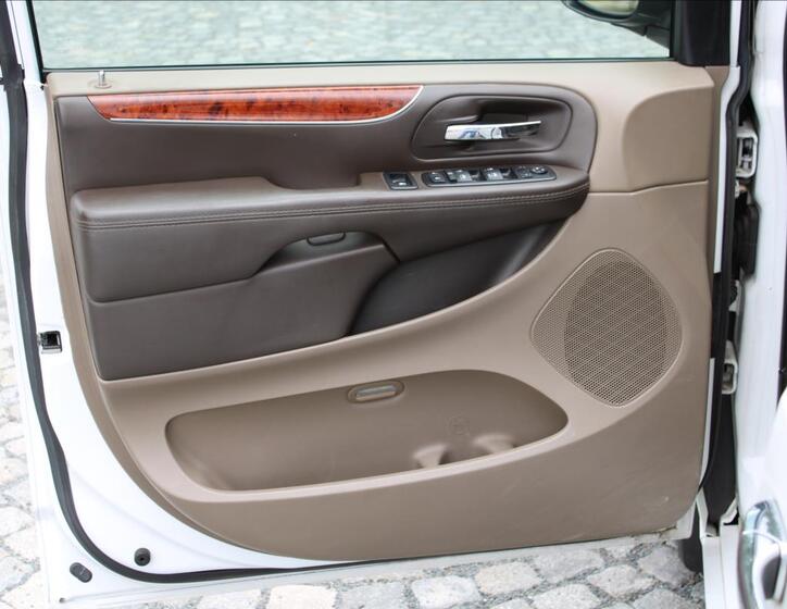Chrysler Town & Country 14
