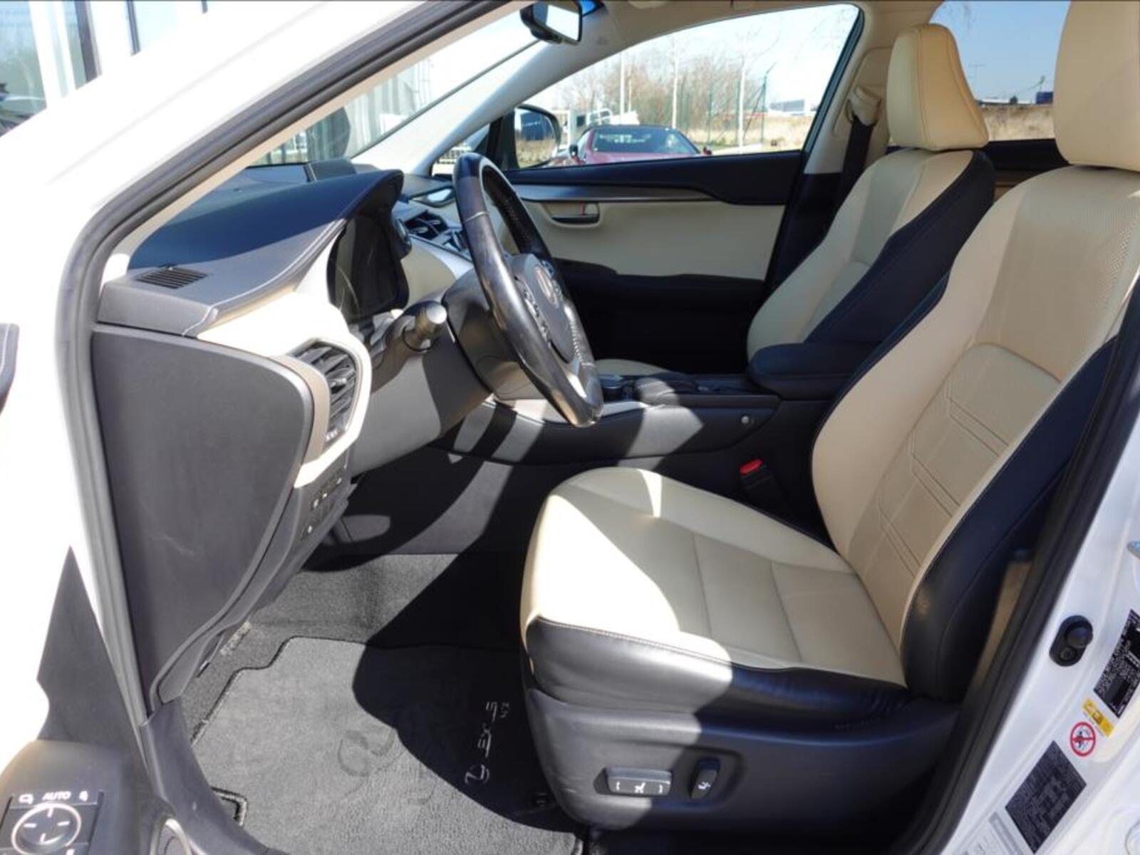 Lexus NX 300h 11