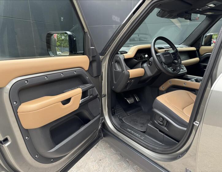 Land Rover Defender 10