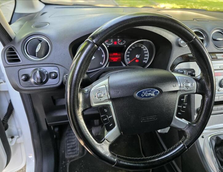 Ford Galaxy 12