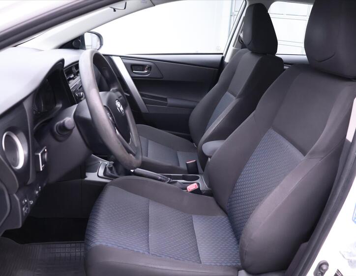 Toyota Auris 11