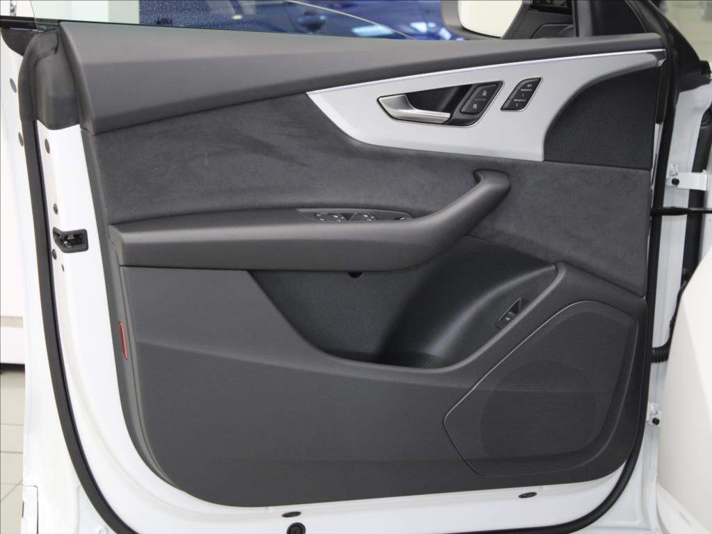 Audi Q8 19