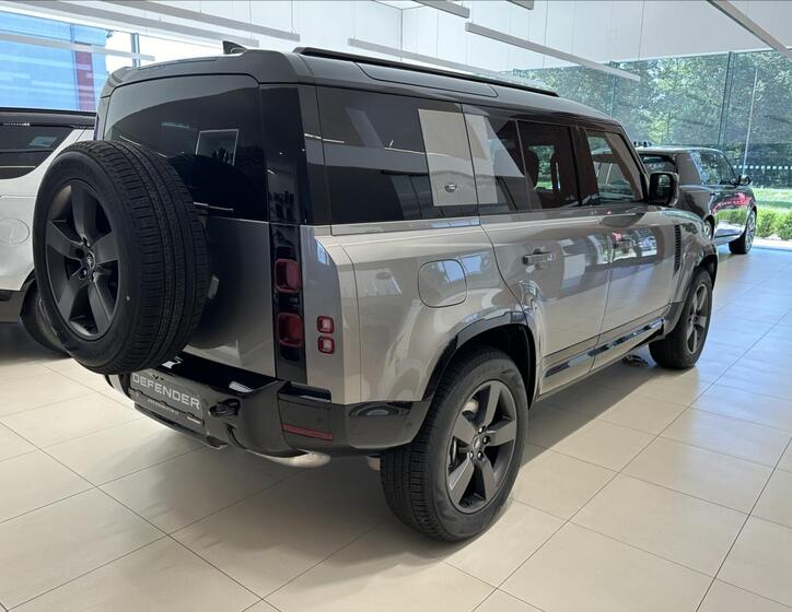 Land Rover Defender 3