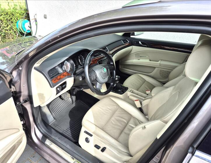Škoda Superb 11