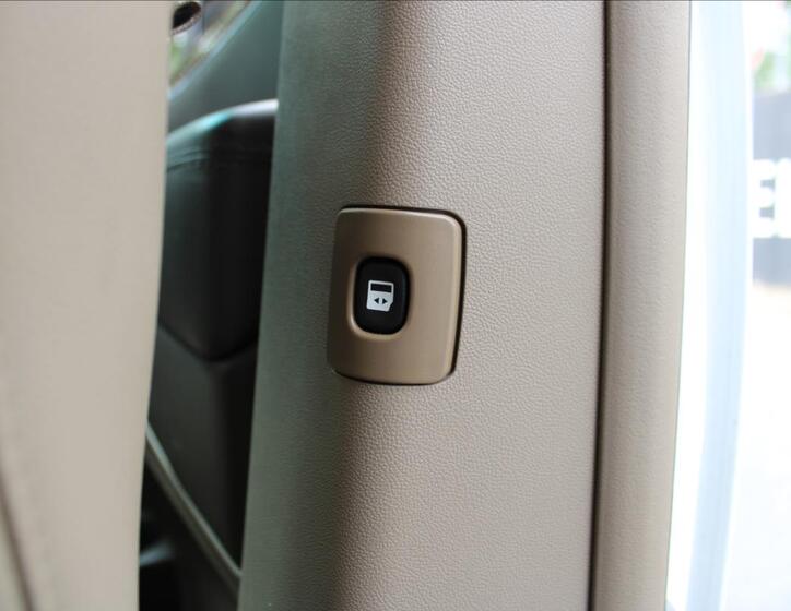 Chrysler Town & Country 36