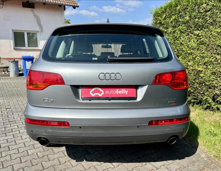 Audi Q7 4