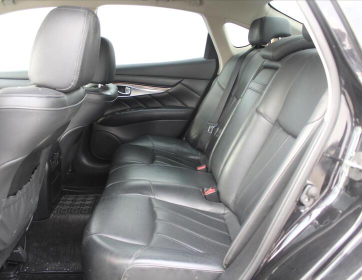 Infiniti Q70 11