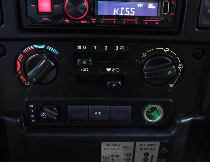 Land Rover Defender 23