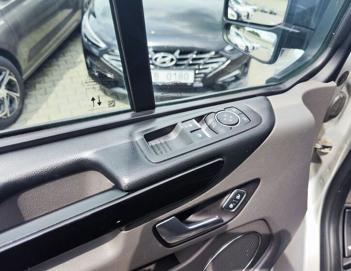 Ford Tourneo Custom 32