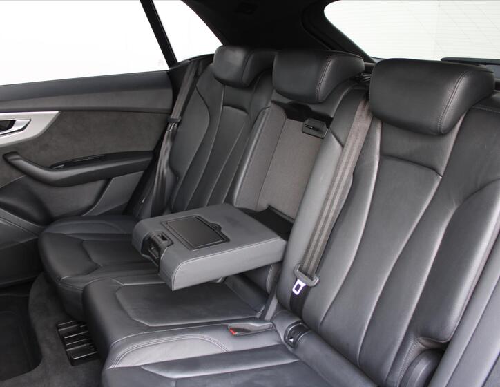 Audi Q8 11