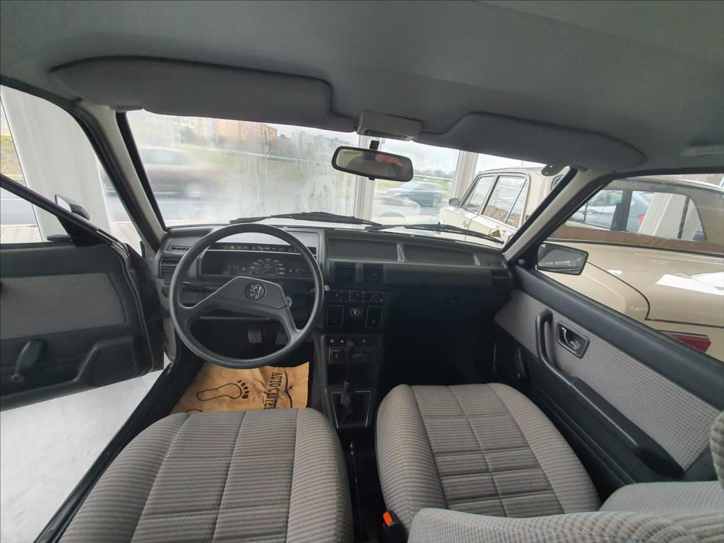Peugeot 305