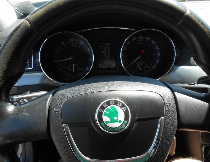 Škoda Superb 30