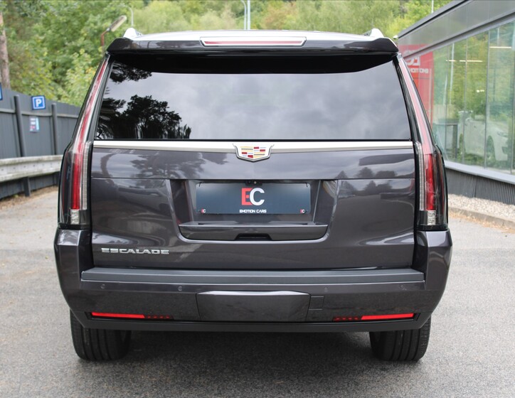 Cadillac Escalade 5