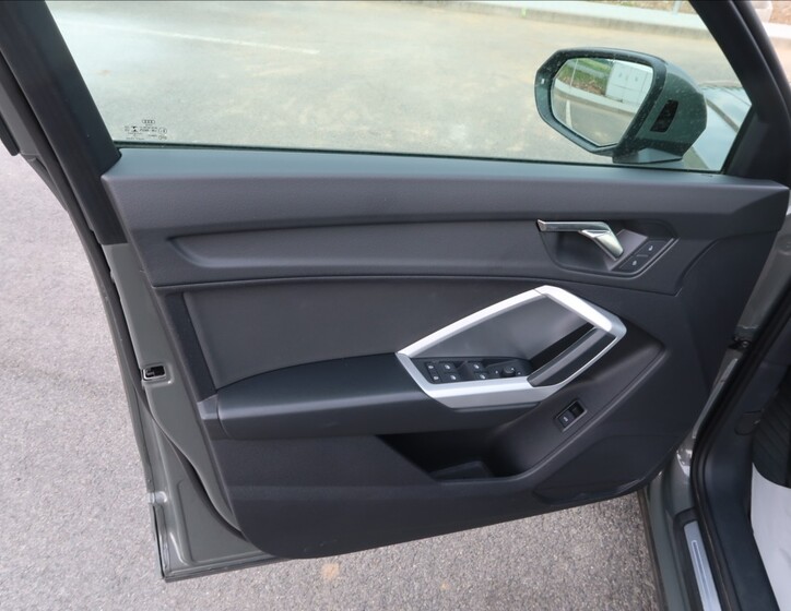 Audi Q3 10