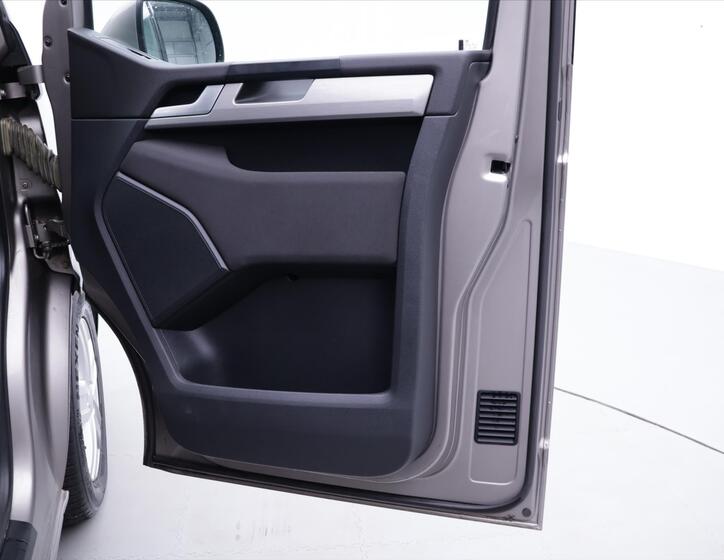 Volkswagen Multivan 14