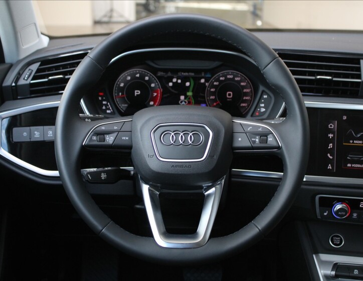 Audi Q3 9
