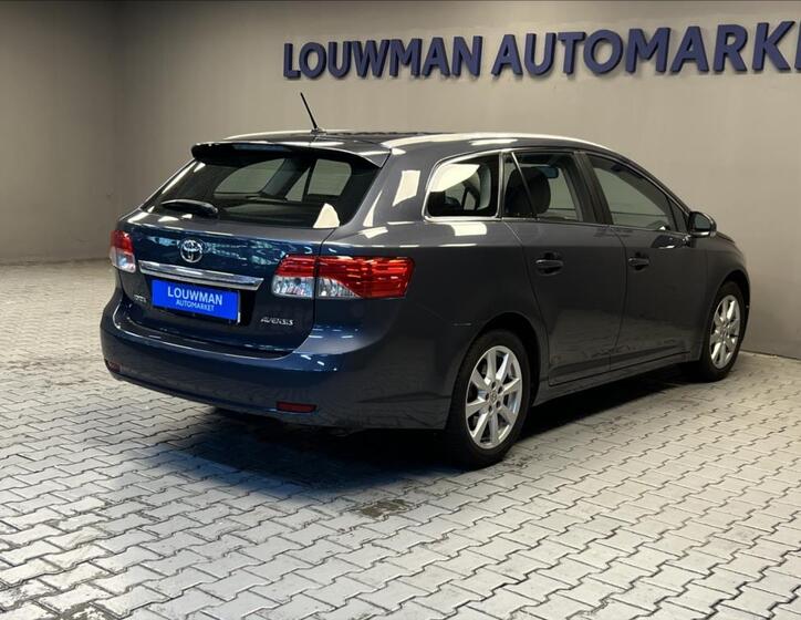 Toyota Avensis 2