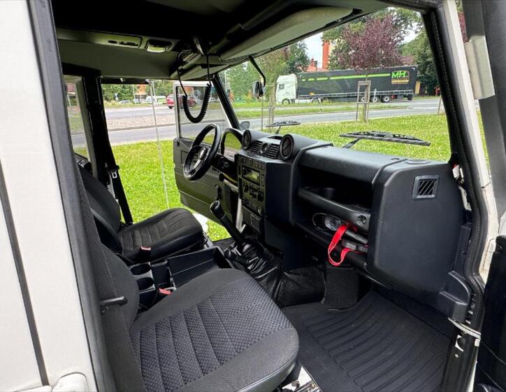 Land Rover Defender 23