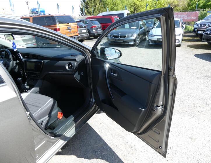 Toyota Auris 25