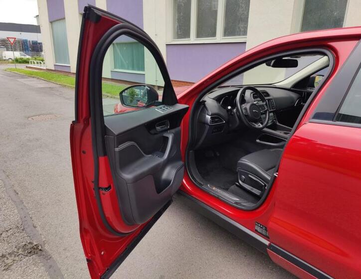 Jaguar F-Pace 8