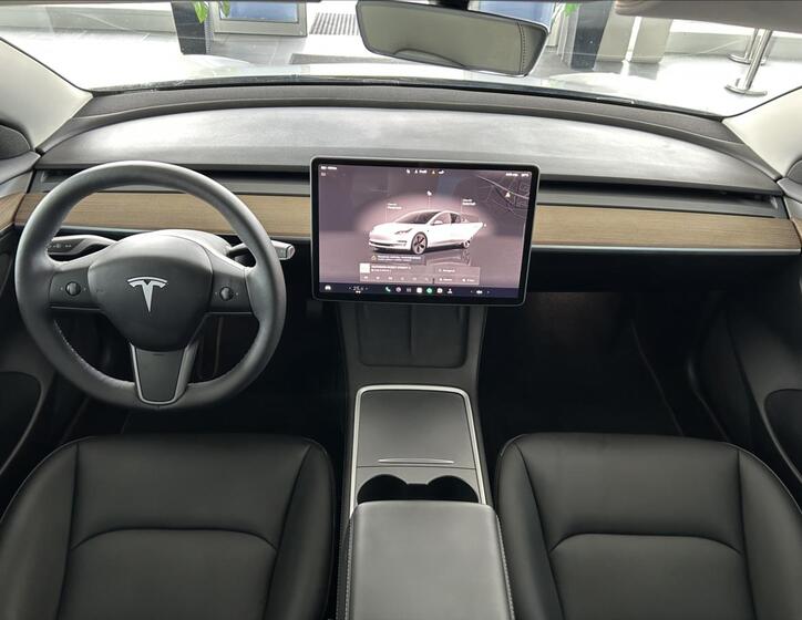 Tesla Model 3 8